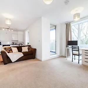 Apartment Stunning Double Bed Flat With Private Balcony & Free Parking, London