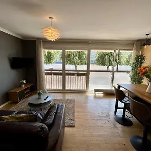 Apartment Homely & Thames View, London