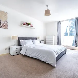 Apartment Luxury In Canary Wharf, London